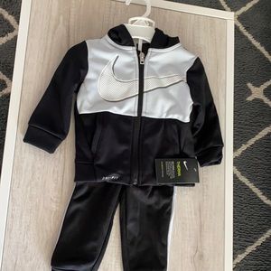 NWT Nike sweatshirt/sweatpants set
